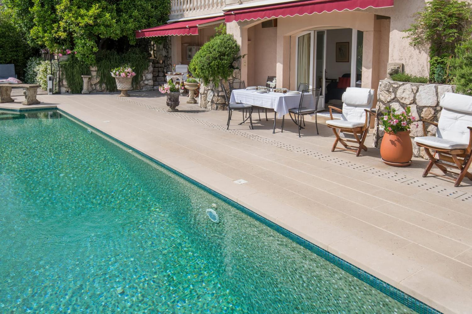 Appartement de vacances en Provence avec piscine privée à débordement chauffée