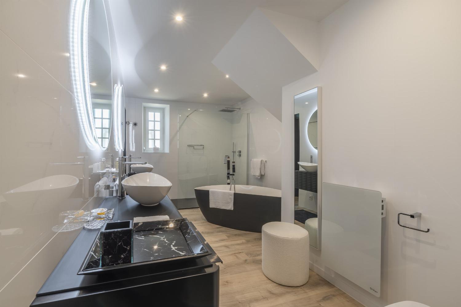 Salle de bain au rez-de-chaussée | Château de vacances en Val de Loire