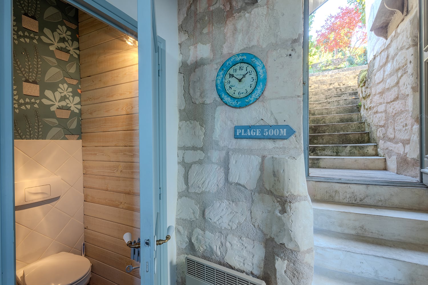 Salle de bain et marches jusqu'à la terrasse Salle de bain et marches jusqu'à la terrasse