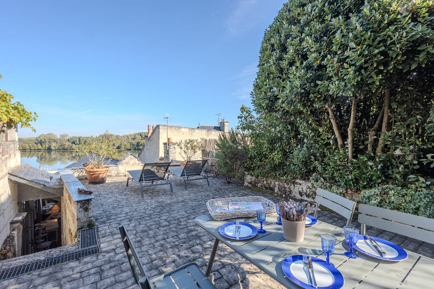 Terrasse de salle à manger | Maison de location en Pays de la Loire Terrasse de salle à manger | Maison de location en Pays de la Loire