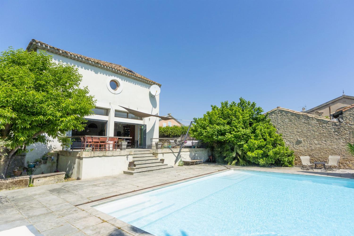 Maison de vacances dans le sud de la France avec piscine privée à débordement