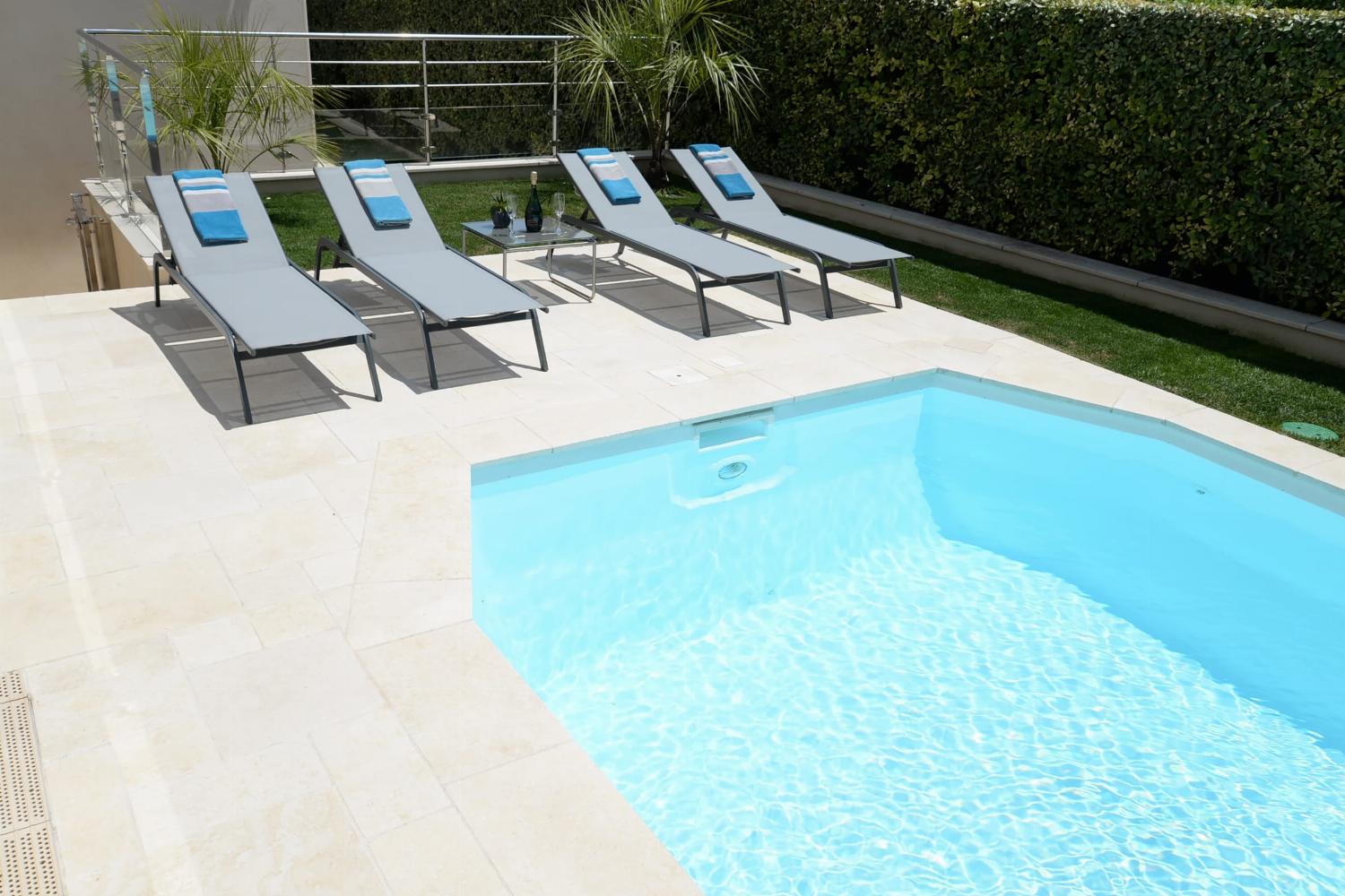 Terrasse et piscine privée chauffée