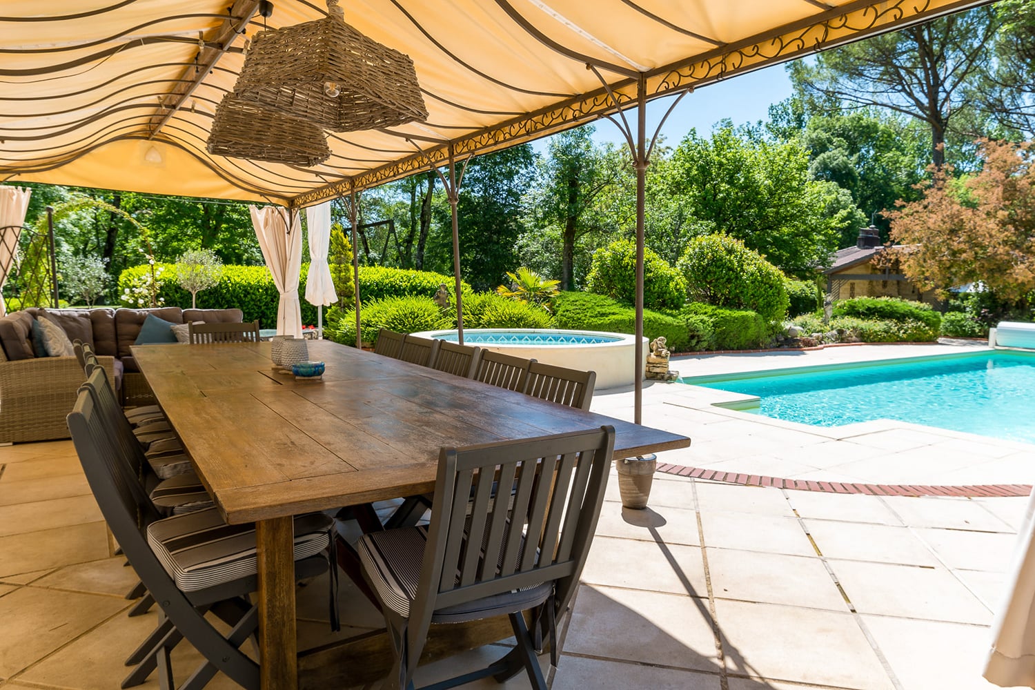 Terrasse de salle à manger ombragée