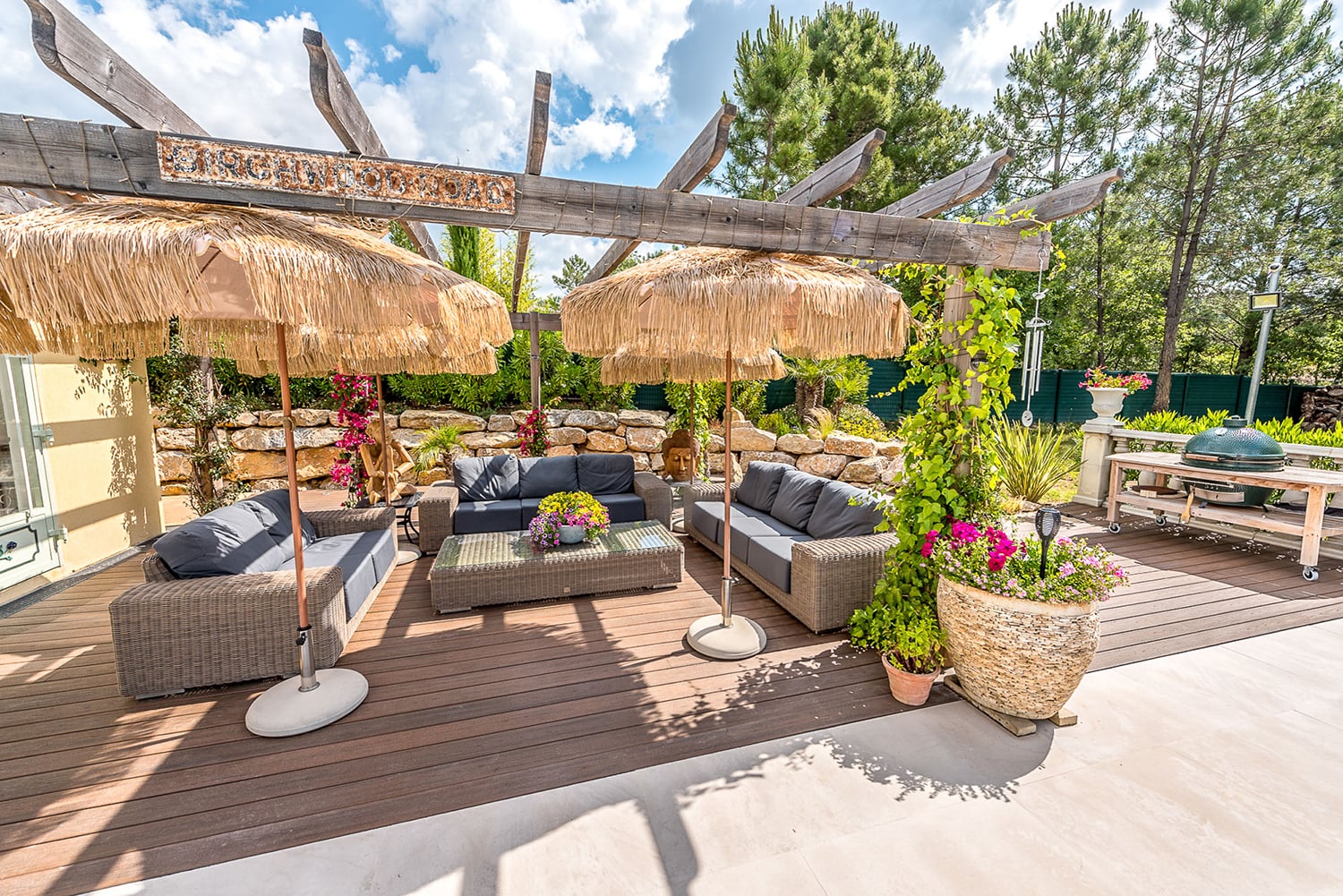 Terrasse de salle à manger ombragée