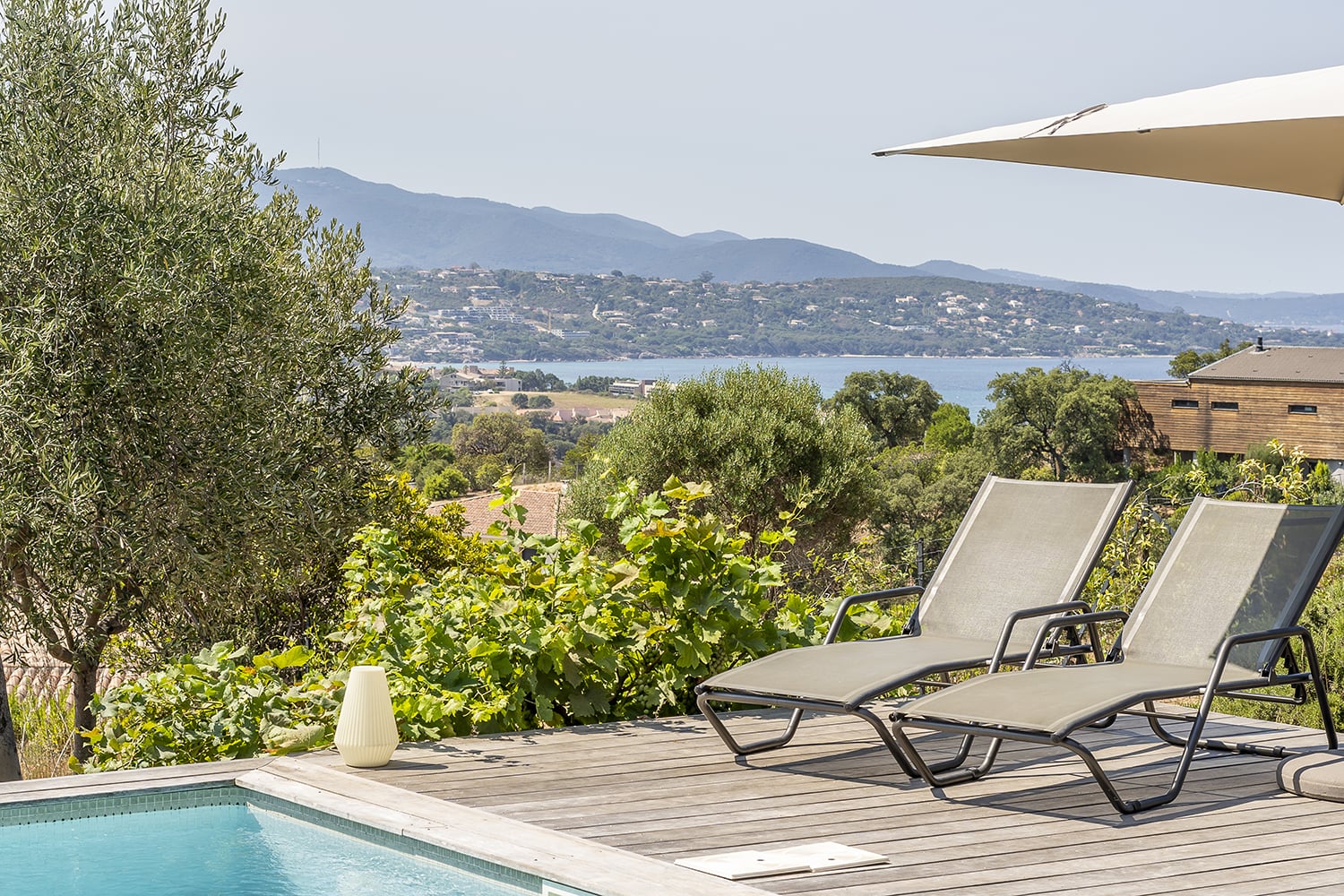 Terrasse de la piscine