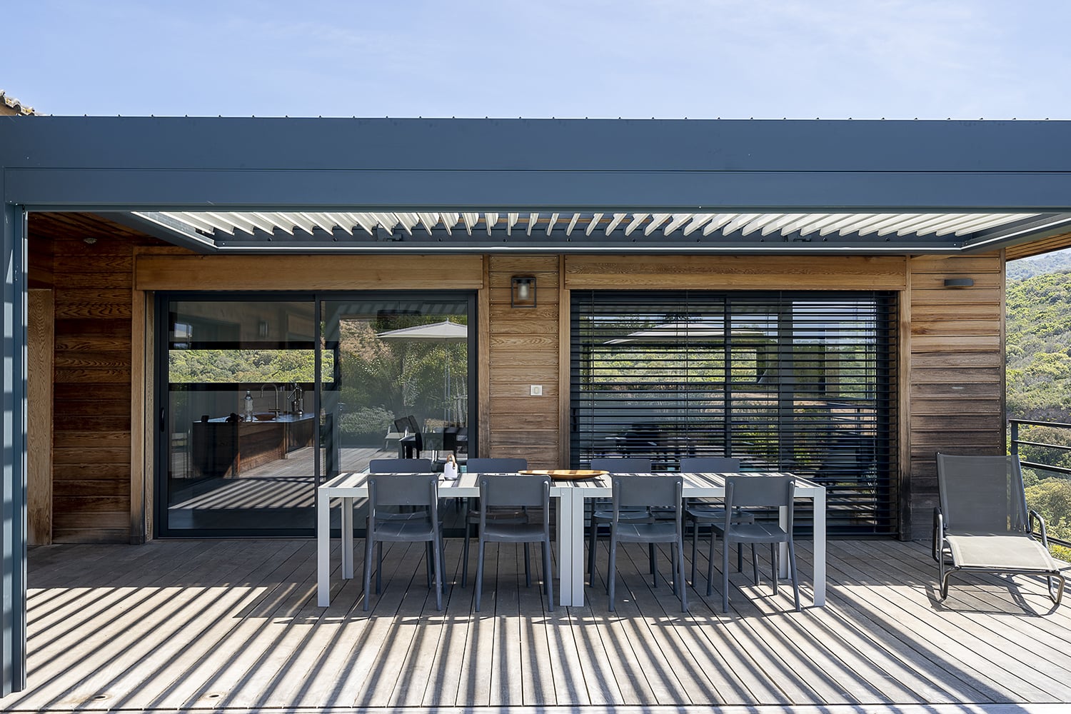 Terrasse de salle à manger ombragée