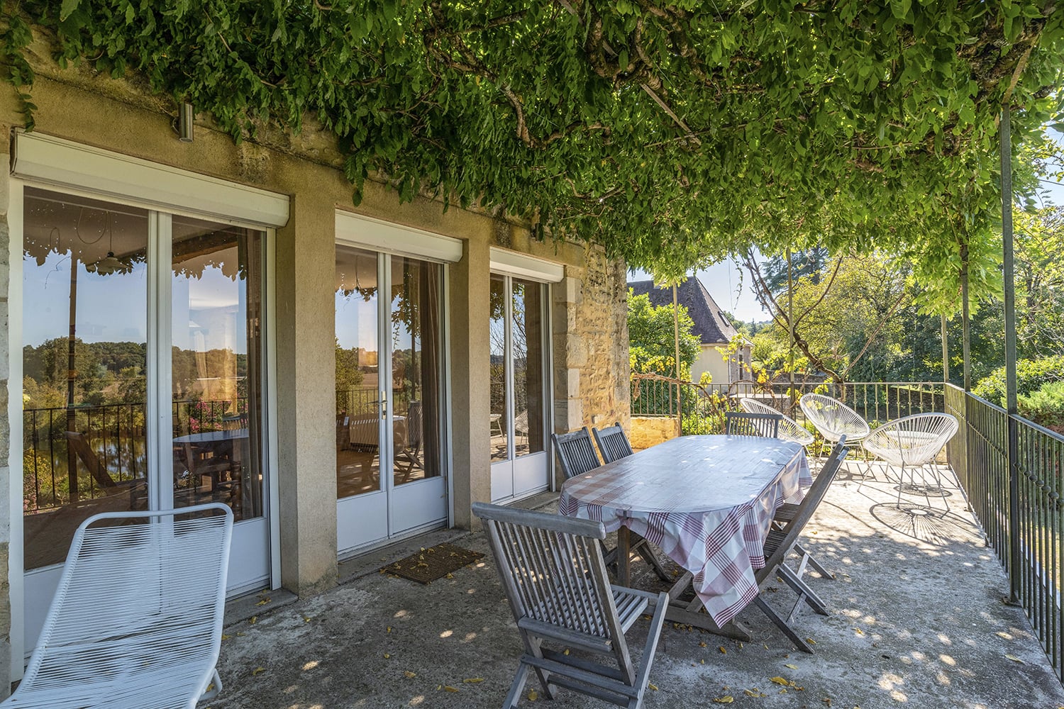 Terrasse de salle à manger ombragée