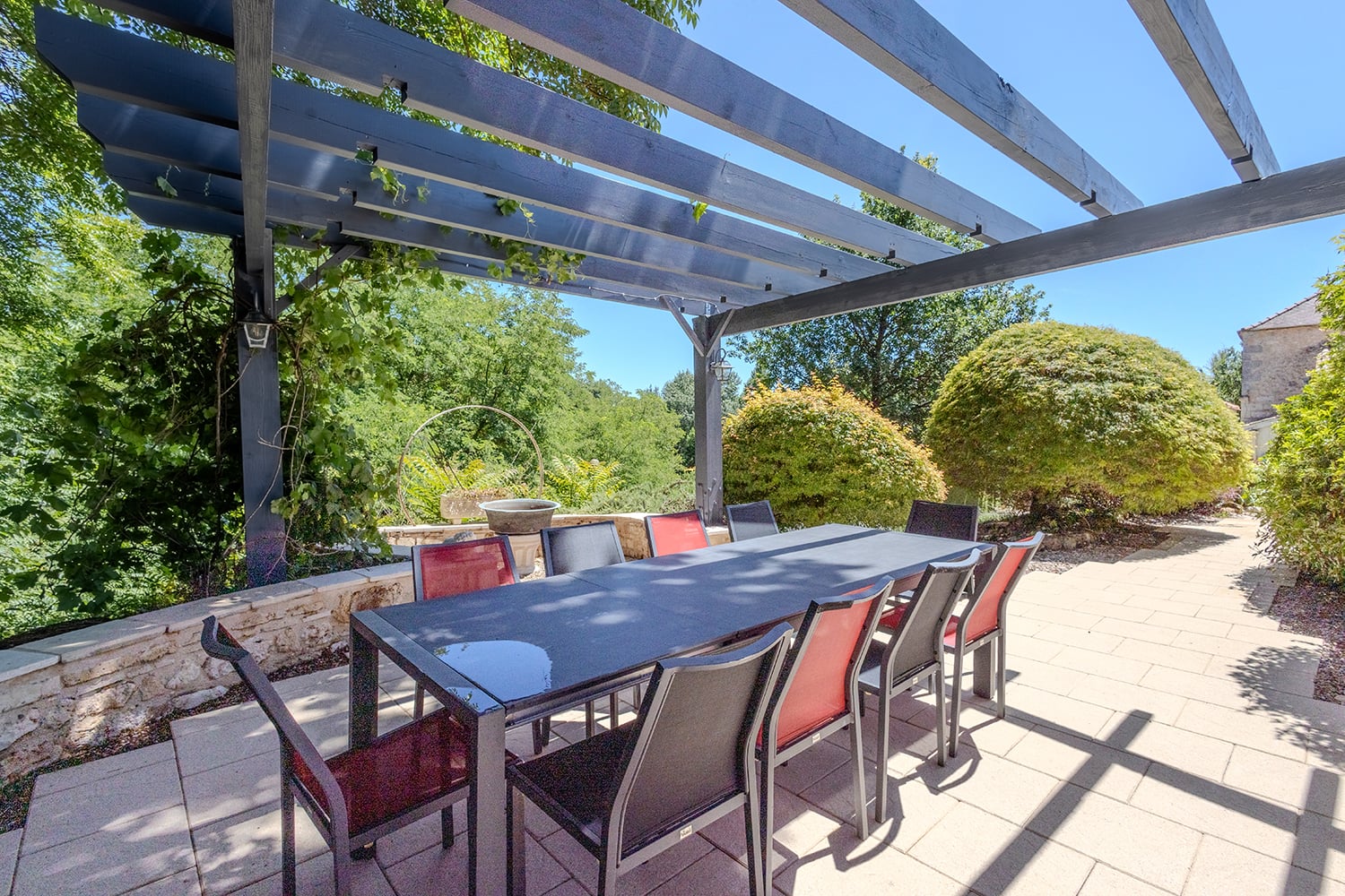 Terrasse de salle à manger ombragée