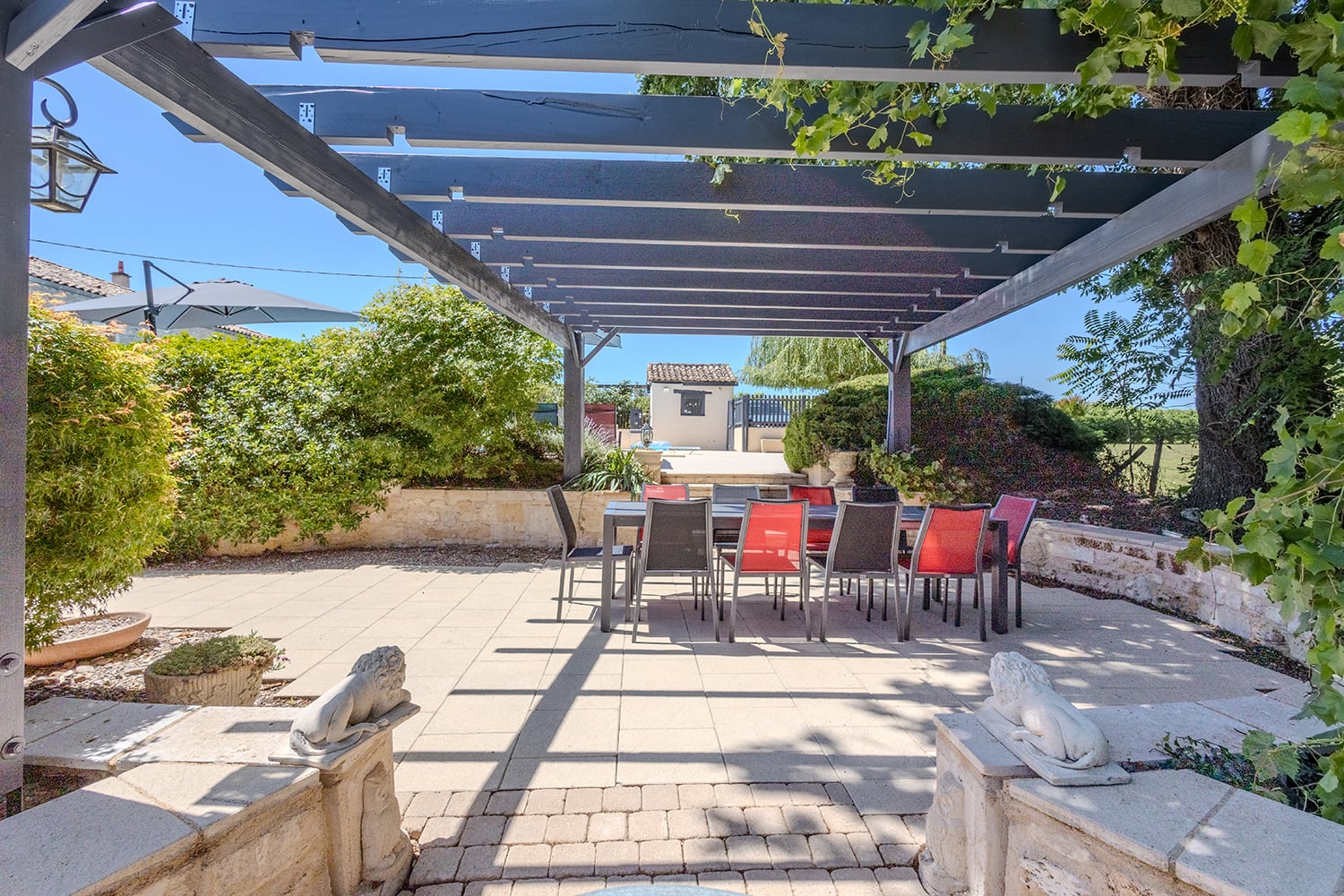 Terrasse de salle à manger ombragée