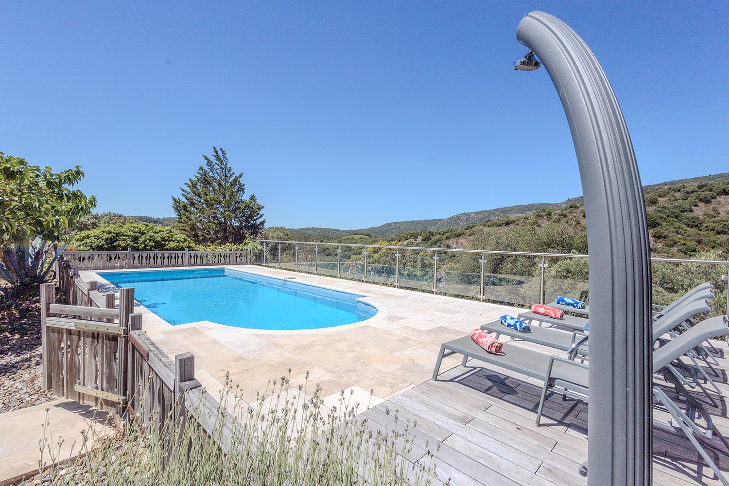 Piscine privée avec douche de piscine