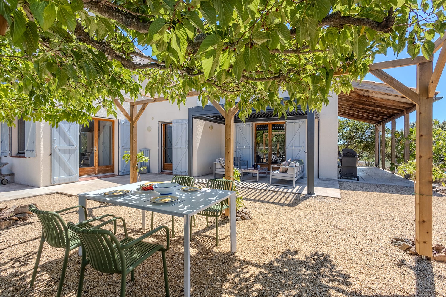 Terrasse de salle à manger ombragée