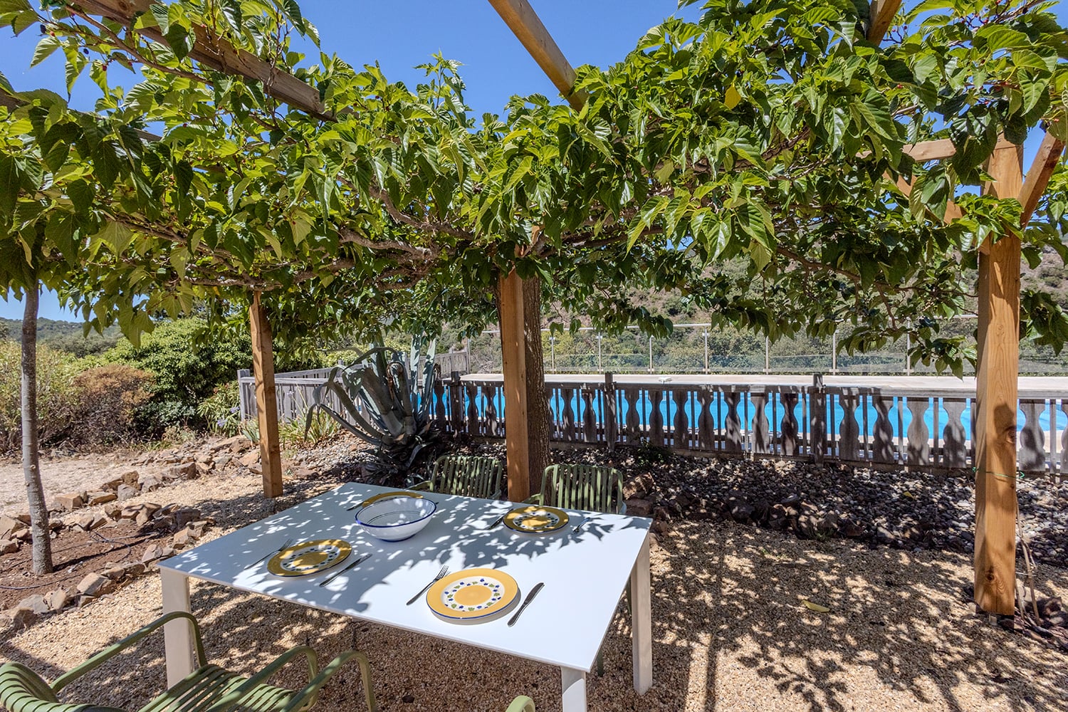 Terrasse de salle à manger ombragée