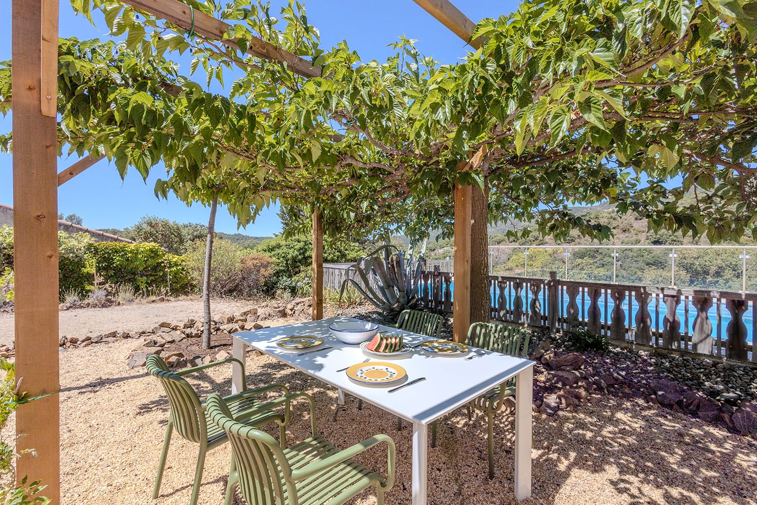 Terrasse de salle à manger ombragée