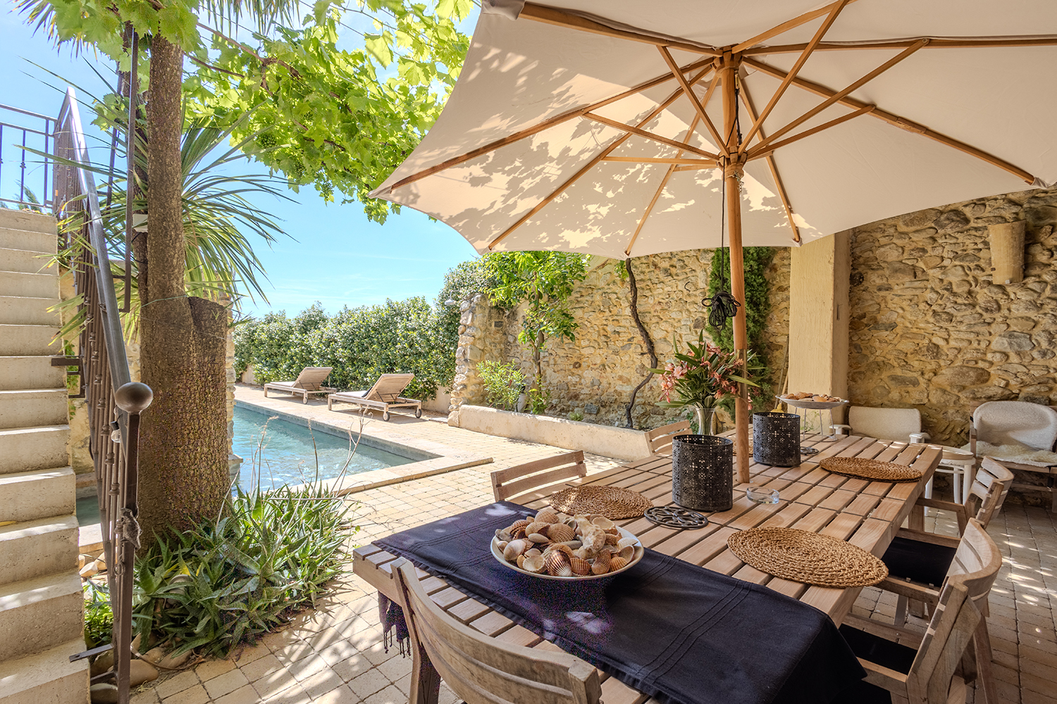Terrasse de salle à manger ombragée