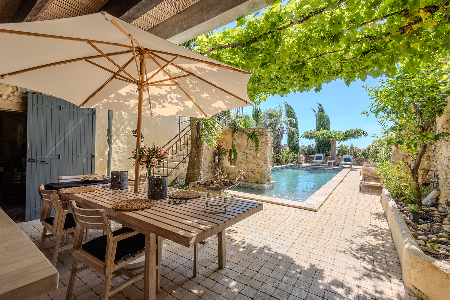 Terrasse de salle à manger ombragée