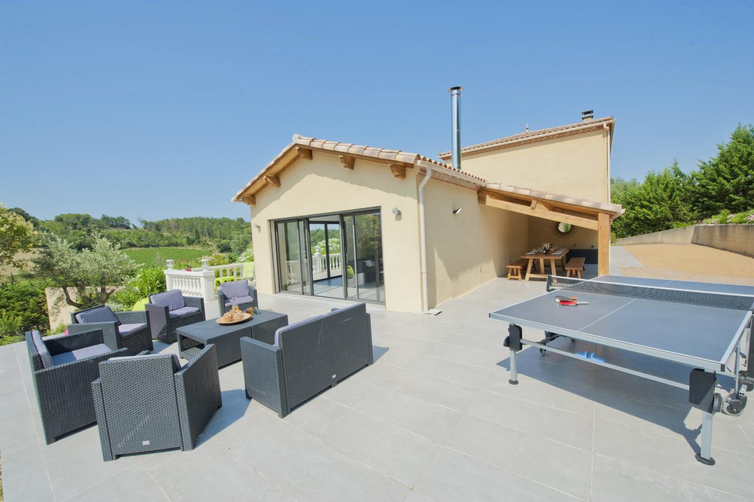 Terrasse avec tennis de table