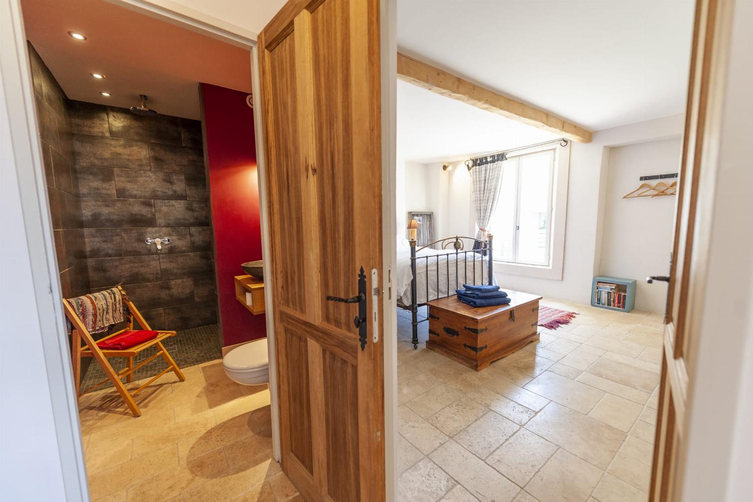 Salle de bain et chambre | Maison de vacances en Occitanie