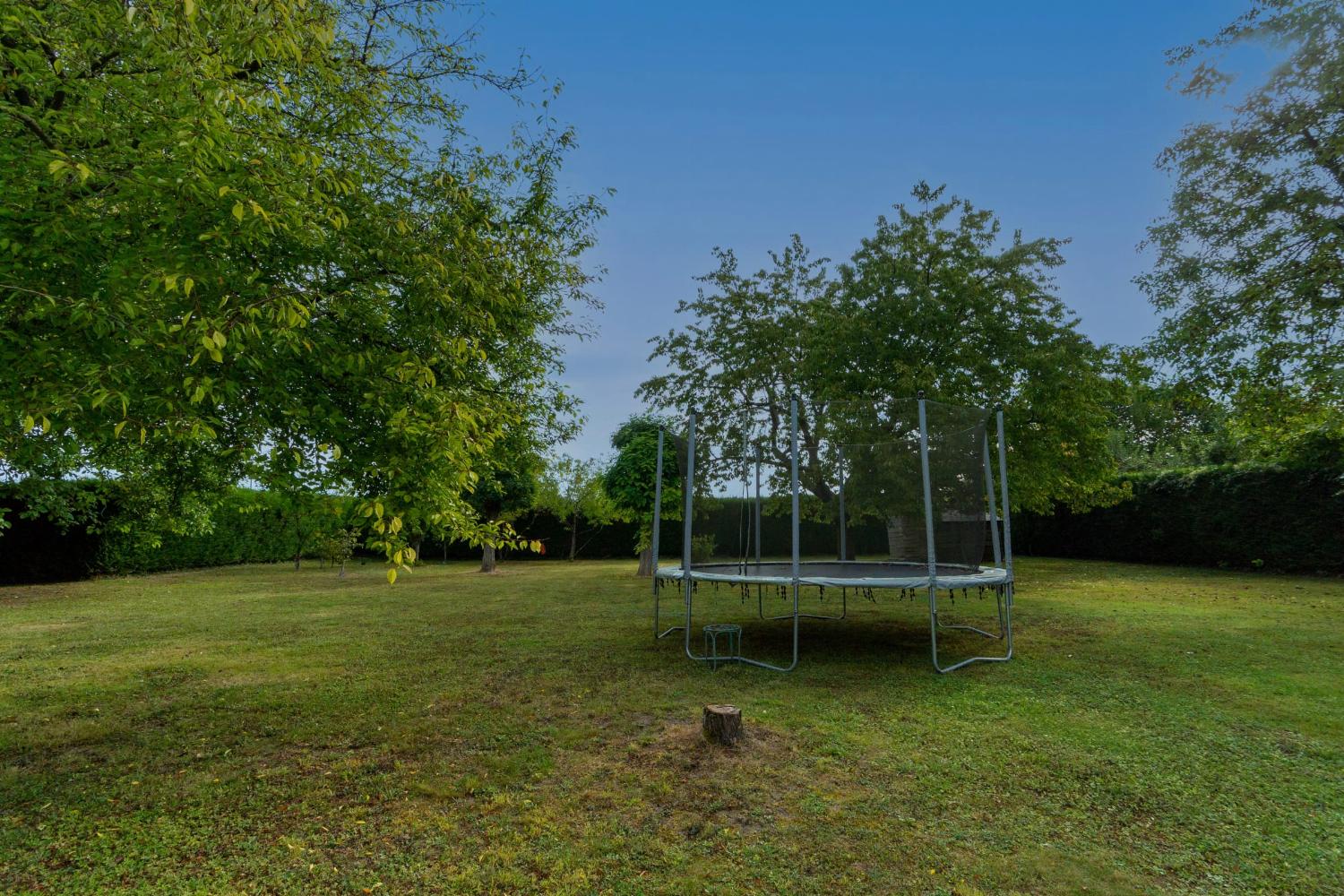 Jardin avec trampoline