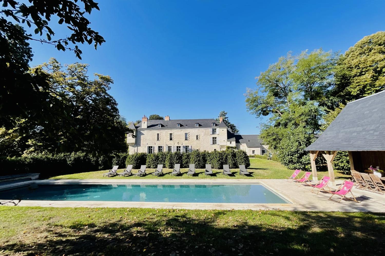 Château de vacances en Indre-et-Loire avec piscine privée chauffée