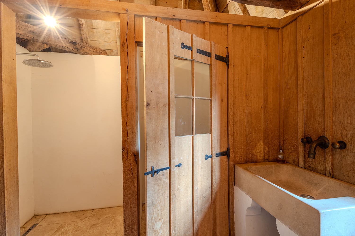 Salle de bain de la maison de la piscine