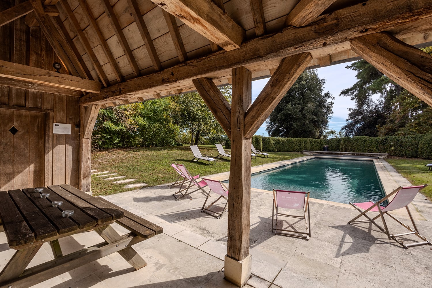 Terrasse de la piscine ombragée