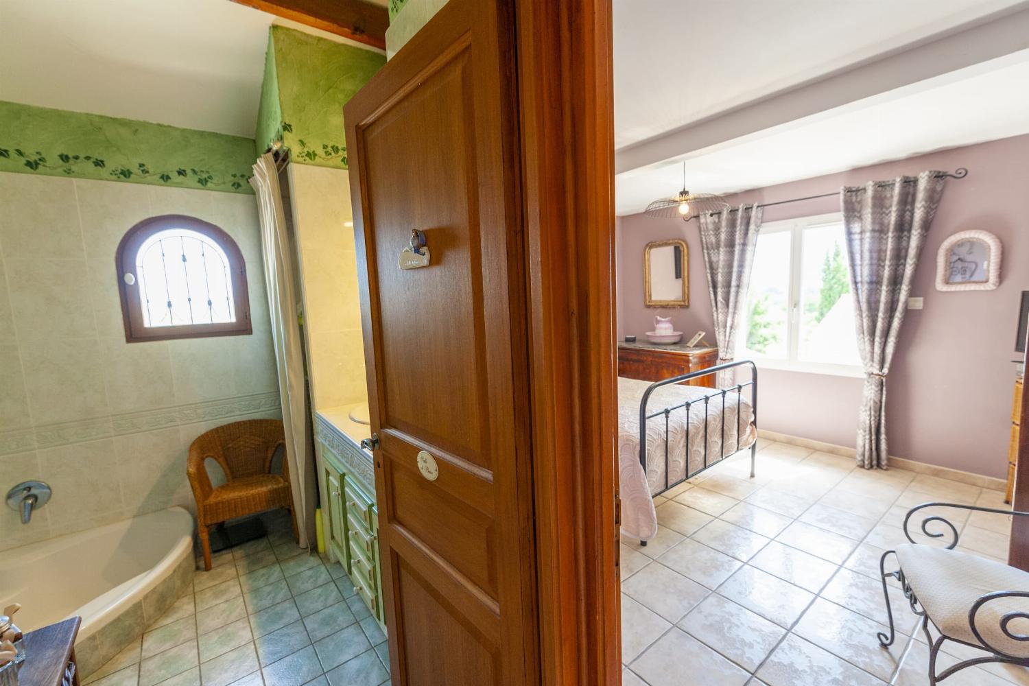Chambre et salle de bain | Maison de vacances en Occitanie