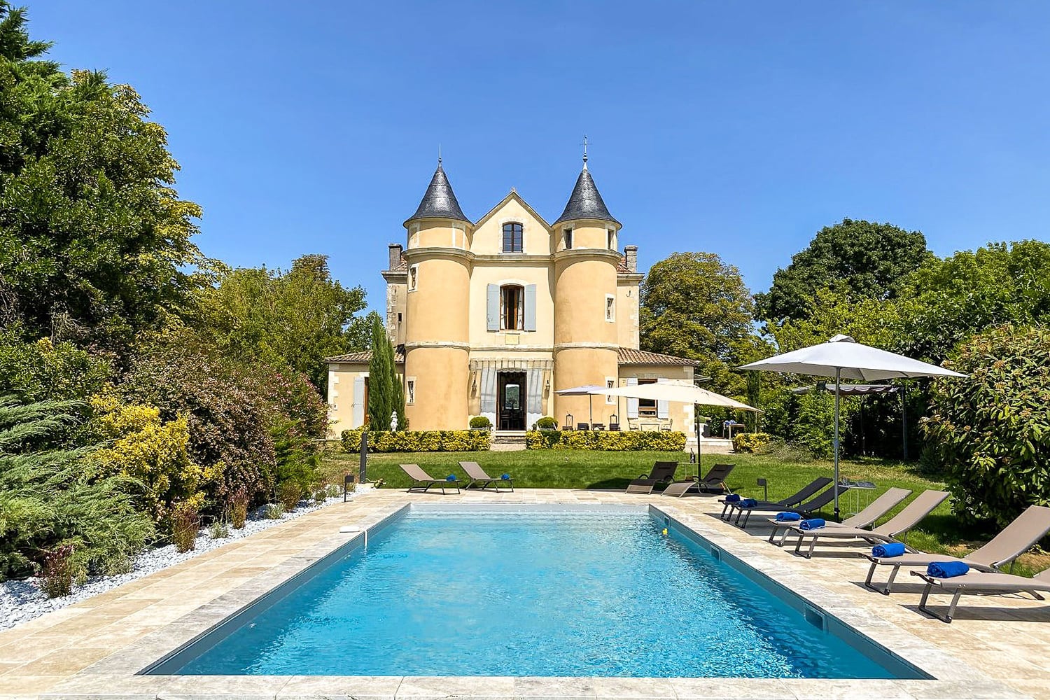 Holiday chateau in Nouvelle-Aquitaine with private heated pool