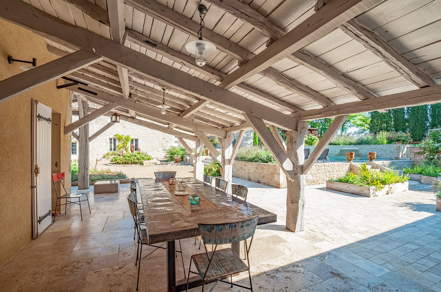 Terrasse de salle à manger ombragée