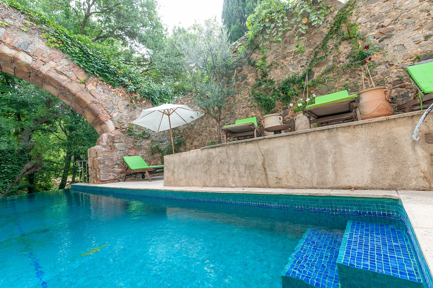 Piscine privée à débordement