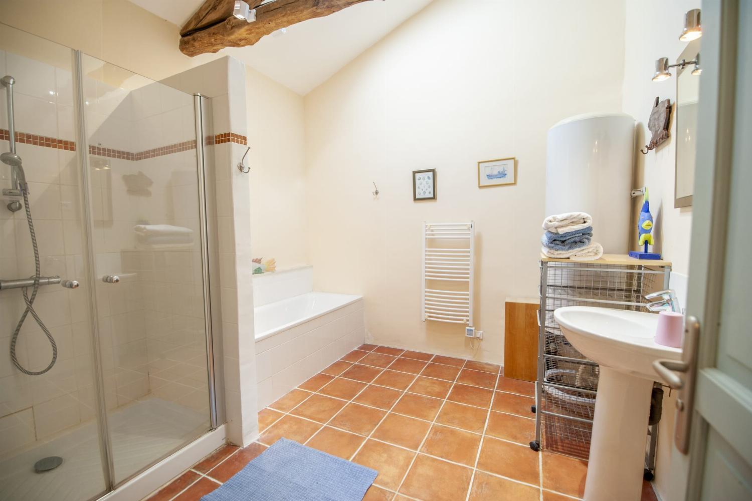 Salle de bain - Abri de jardin | Maison de vacances dans le Lot-et-Garonne