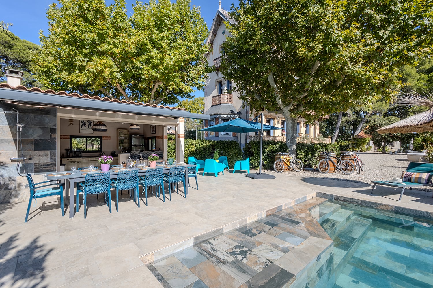 Terrasse de salle à manger avec piscine ombragée