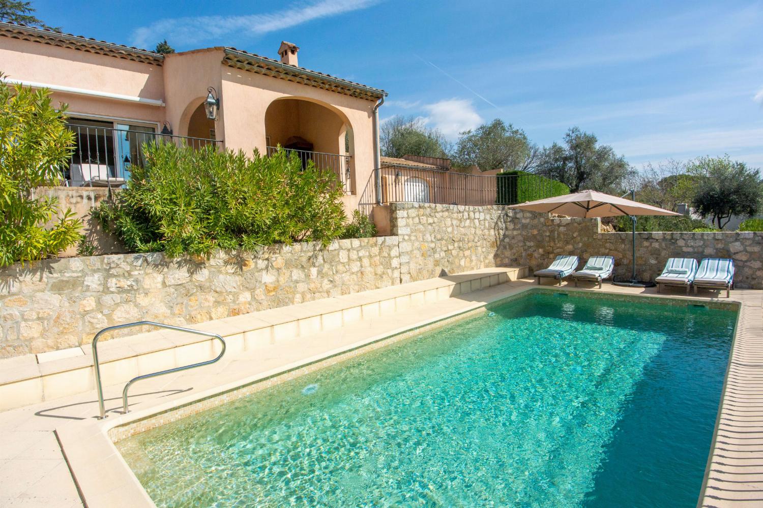 Villa de vacances dans les Alpes-Maritimes avec piscine privée