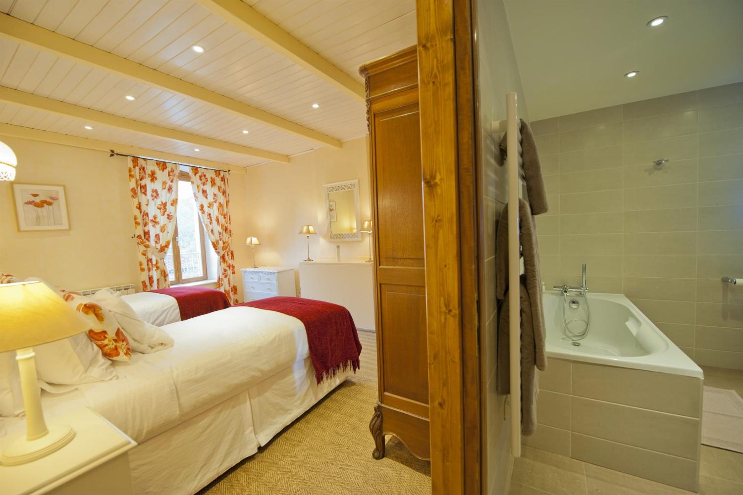 Chambre et salle de bain | Maison de vacances dans le sud de la France
