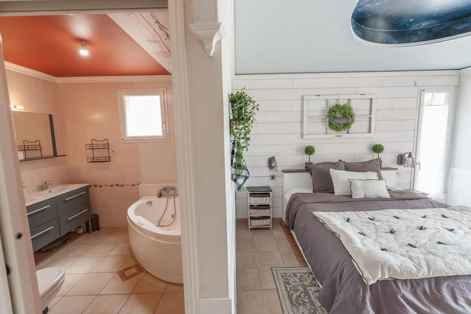 Chambre et salle de bain | Villa de vacances en Occitanie