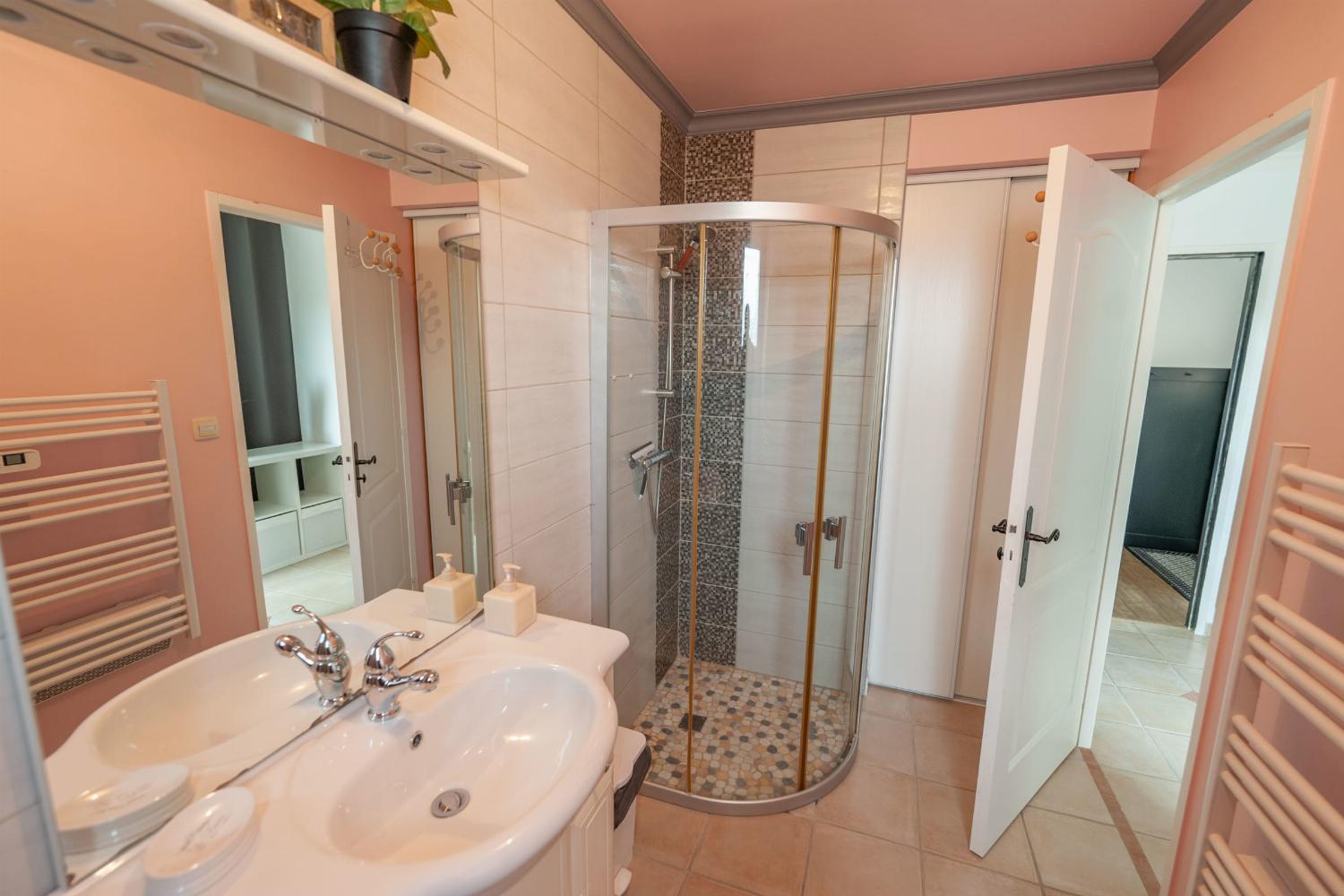 Salle de bain | Villa de vacances en Occitanie