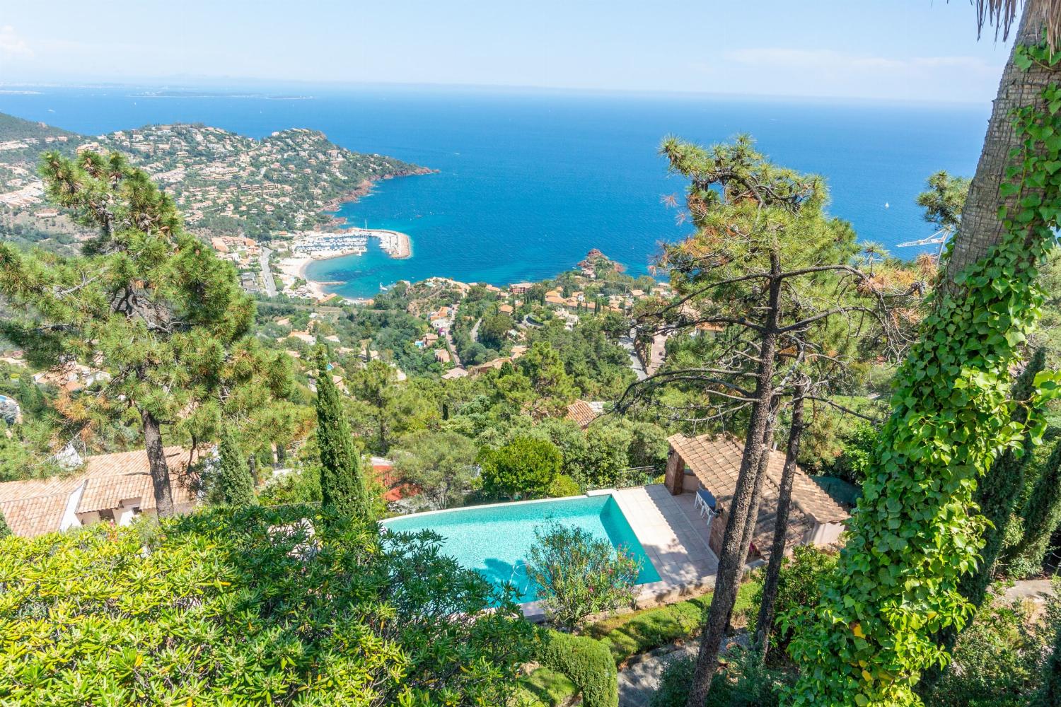 Piscine privée avec vue mer en Provence