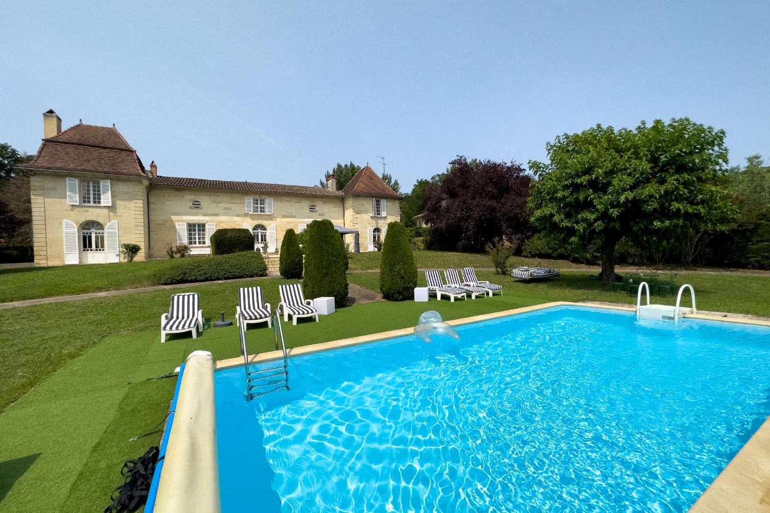 Château de vacances en Dordogne avec piscine privée chauffée