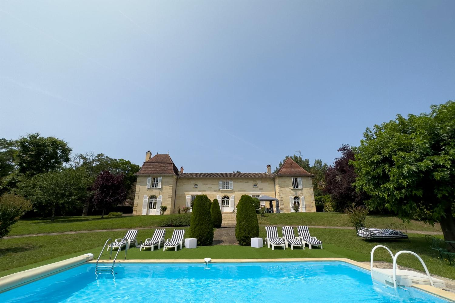 Château de vacances en Dordogne avec piscine privée chauffée