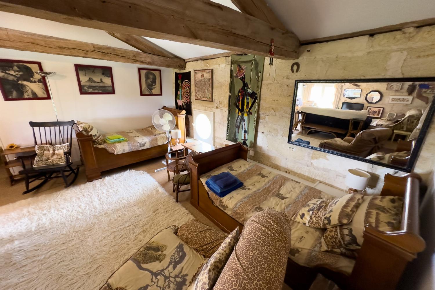 Espace ouvert avec deux lits simples | Château de vacances en Dordogne