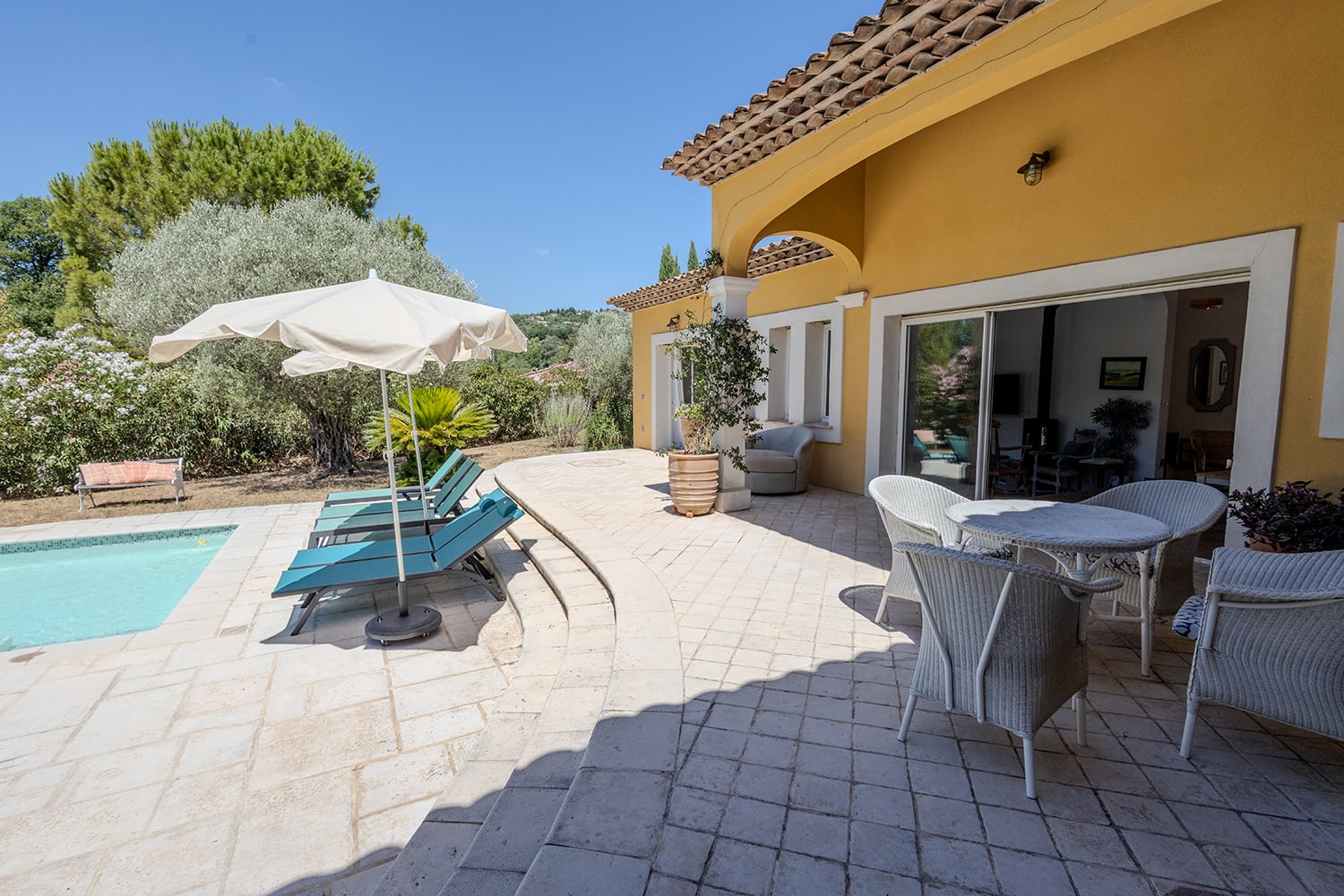 Terrasse de la piscine