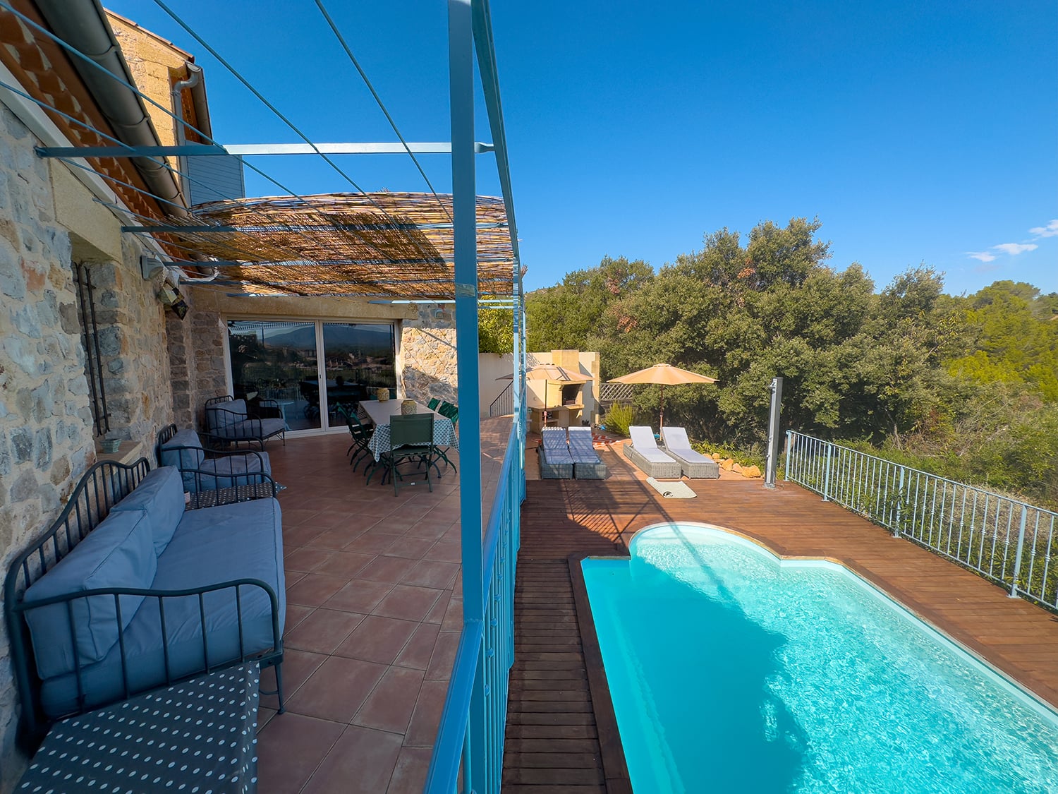 Piscine privée et terrasse ombragée