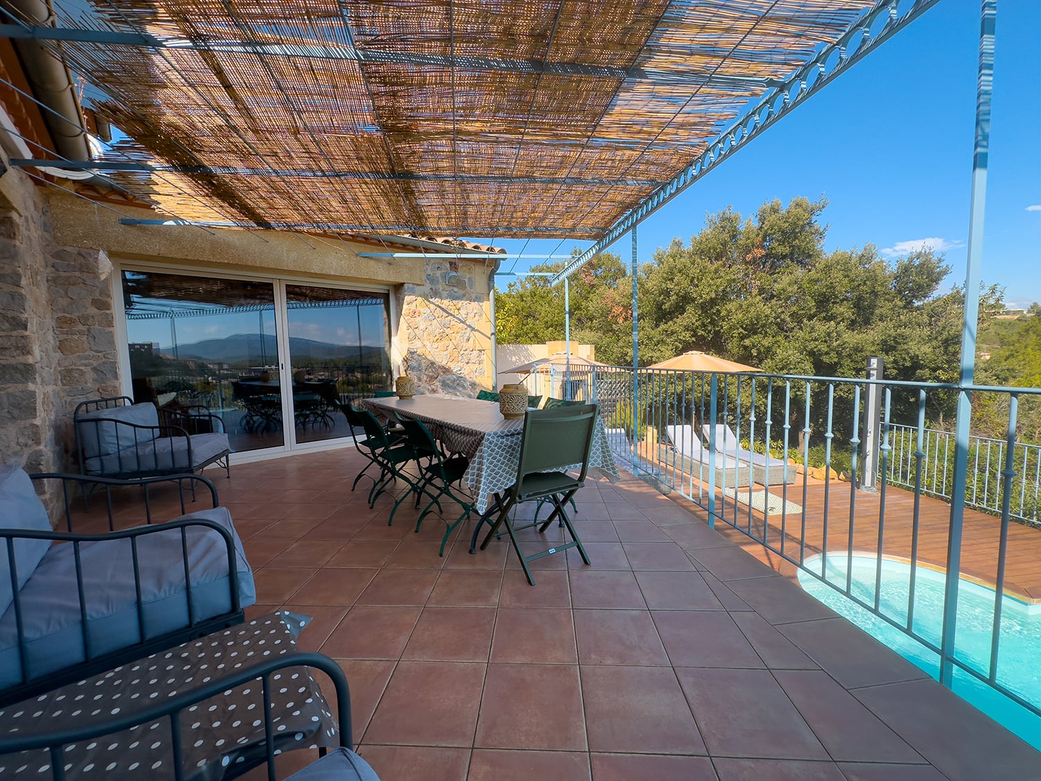 Terrasse de salle à manger ombragée