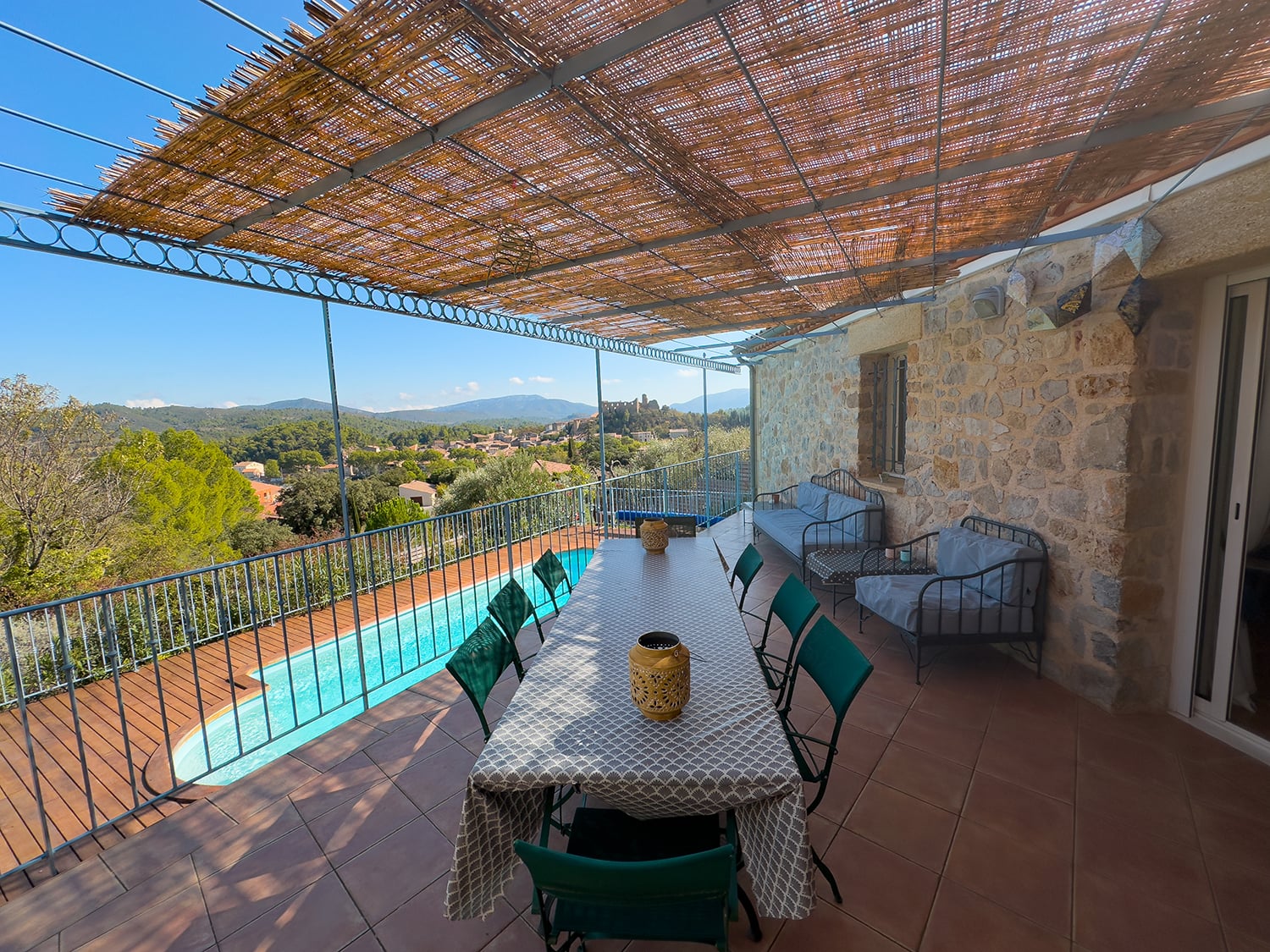 Terrasse de salle à manger ombragée