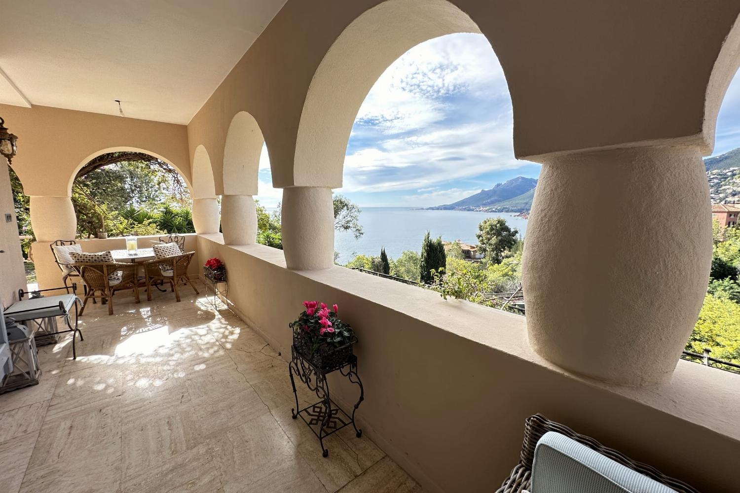 Terrasse ombragée avec vue mer