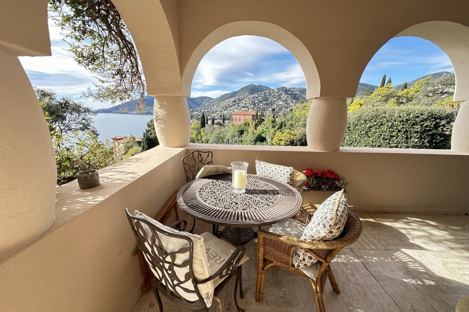 Terrasse ombragée avec vue mer