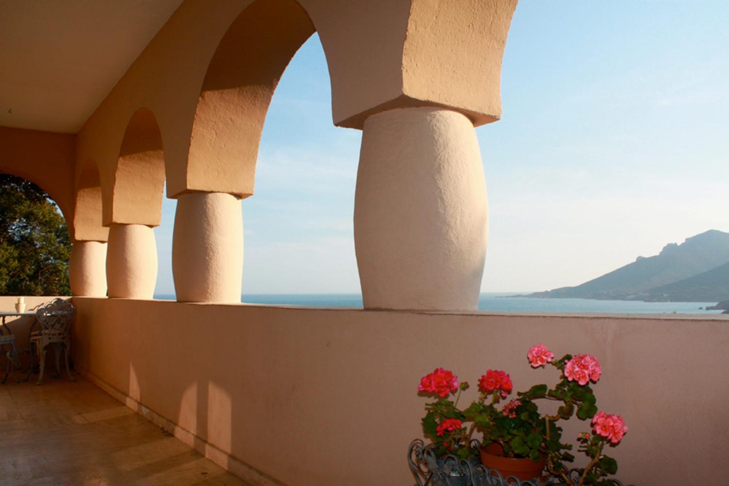 Terrasse ombragée avec vue mer