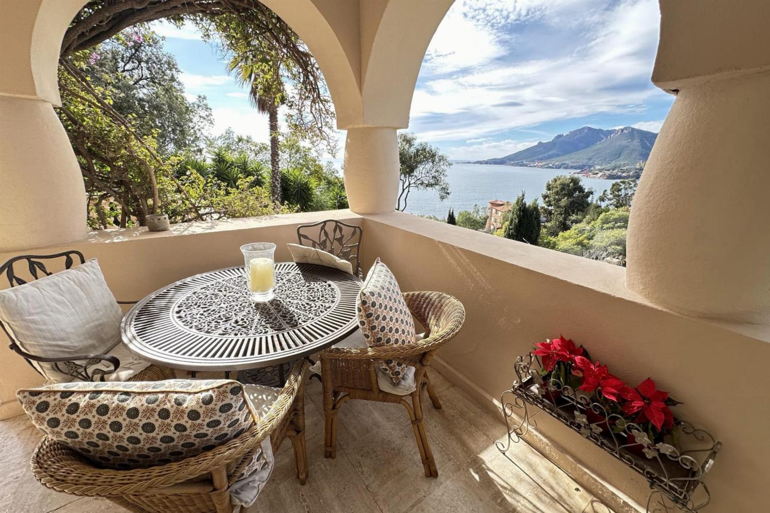 Terrasse ombragée avec vue mer
