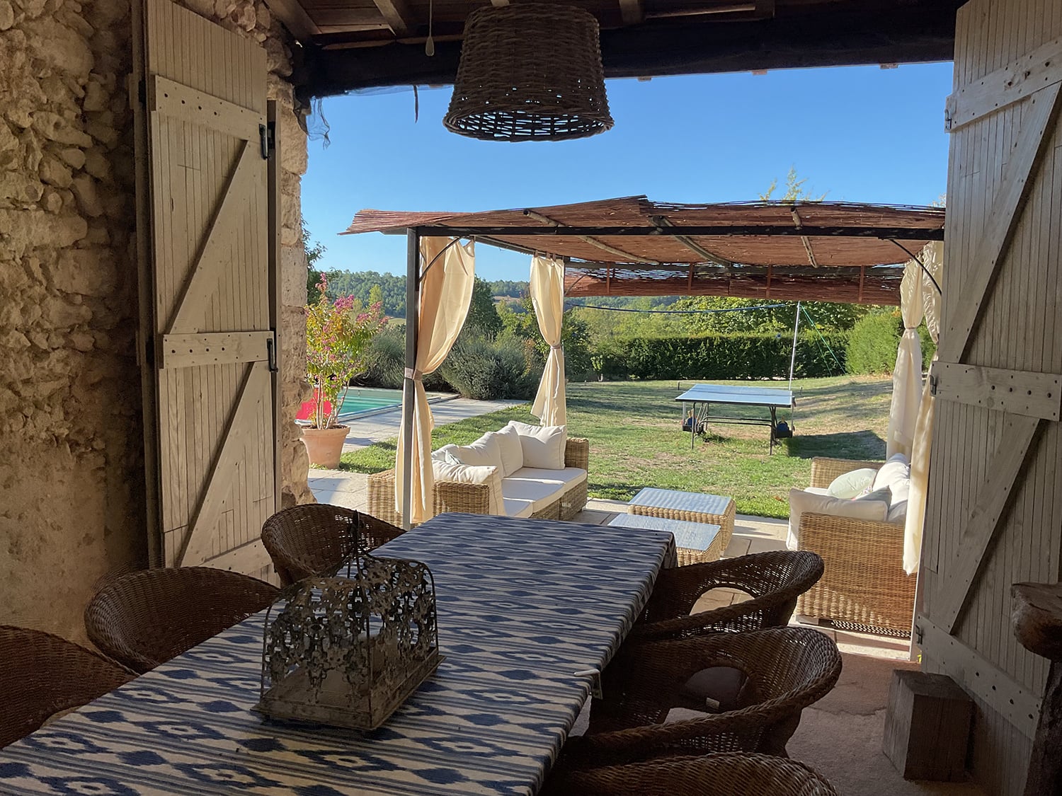 Terrasse de salle à manger ombragée