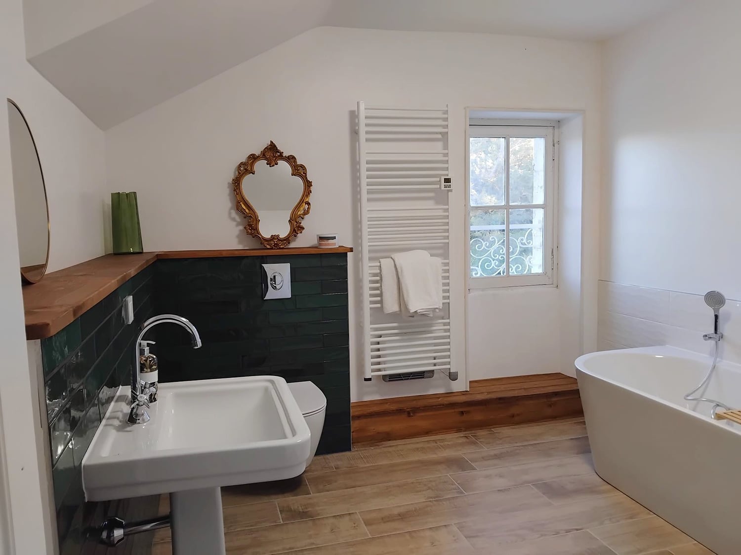 Salle de bain au 2ème étage | Château de vacances dans le Gers