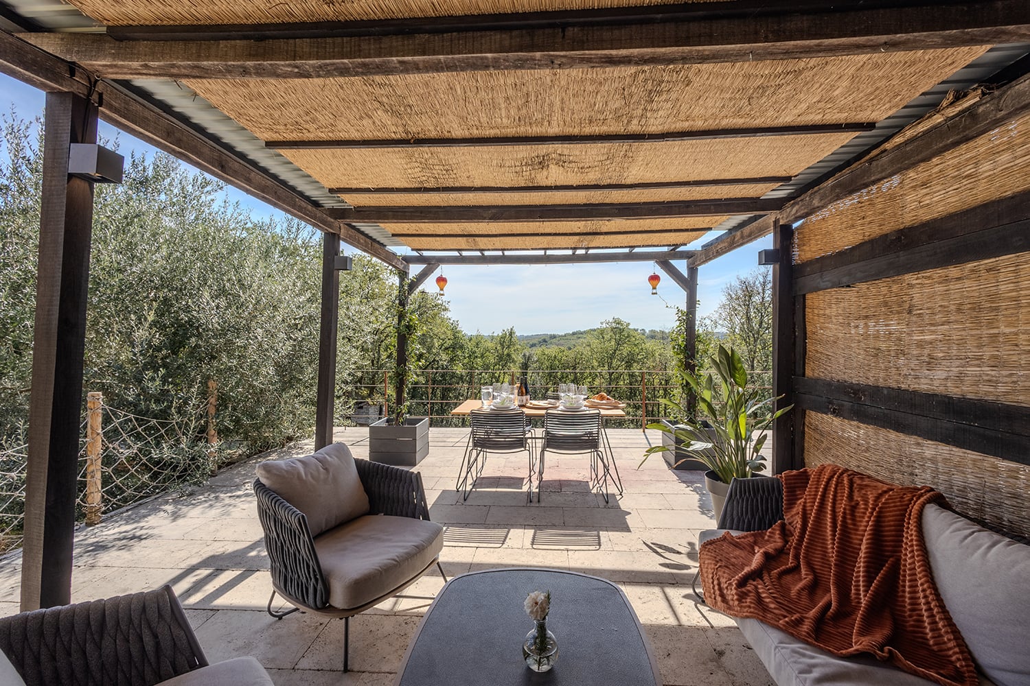 Terrasse de salle à manger ombragée